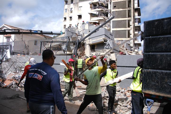 Un equipo de trabajadores retira escombros de uno de los derrumbes de Caracas tras el terremoto de Venezuela