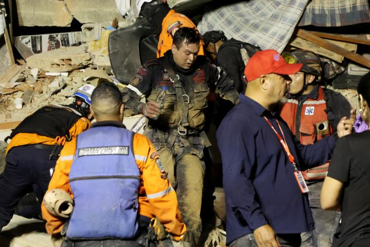 Edificio colapsa en el terremoto de Venezuela