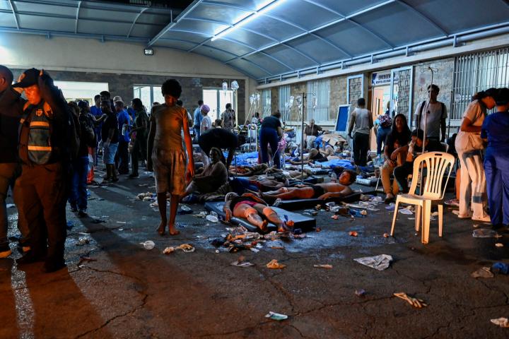Un grupo de afectados recibe tratamiento en un hospital de campaña, tras los terremotos en La Guaira (Venezuela), el 24 de junio de 2026.