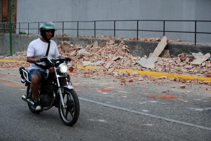Un motociclista transita cerca de escombros este miércoles, en Caracas (Venezuela). Un terremoto de magnitud 7,5 registrado en el noroeste de Montalbán, en el centro de Venezuela