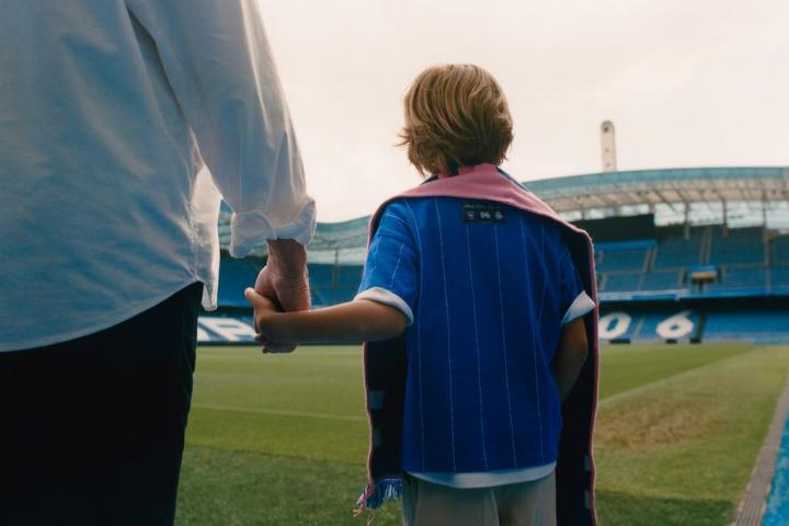 Un niño en Riazor con una de las camisetas de la colección