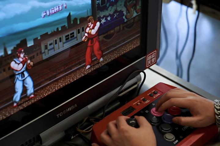 Una persona jugando a Street Fighter II