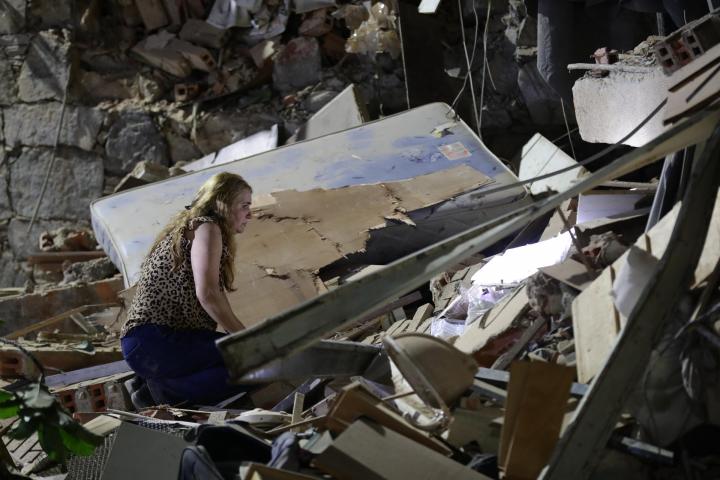 Una persona observa entre los escombros este miércoles, después de dos fuertes terremotos sacudieron el Caribe venezolano en Caracas (Venezuela)