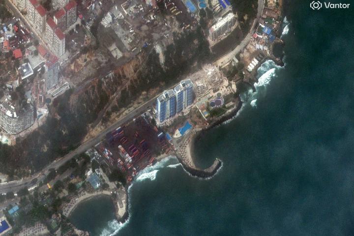 alt="alt="La avenida de La Playa, después de los terremotos: algunos edificios se han mantenido pie, pero los destrozos siguen siendo visibles a vista de satélite""