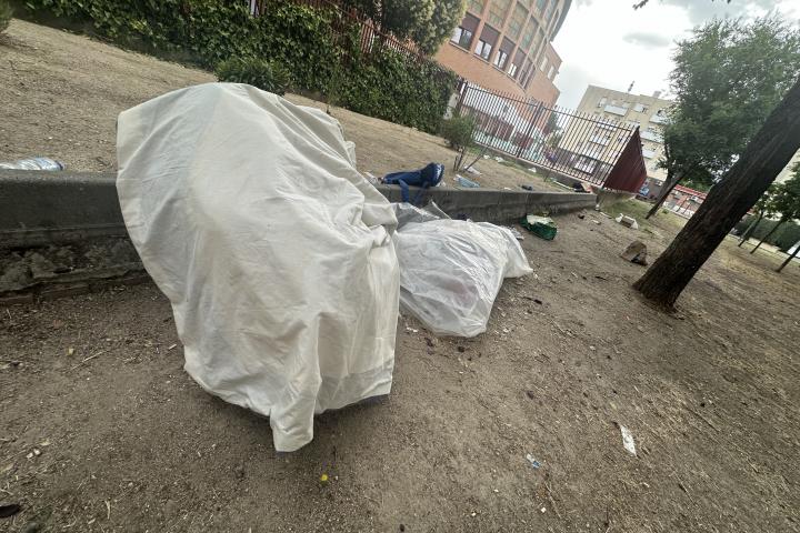 Basura próxima al centro de Cáritas en la calle Cullera.