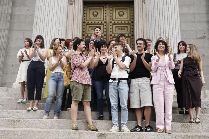 Celebración en las escalinatas del Congreso tras aprobar la reforma del Código Penal para penalizar las llamadas 'terapias de conversión'