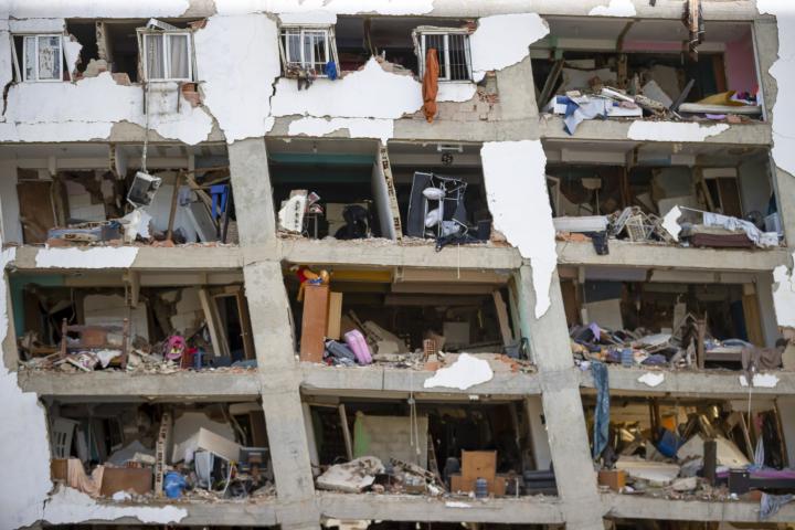 Detalle de un edificio derruido en Catia la Mar, Venezuela