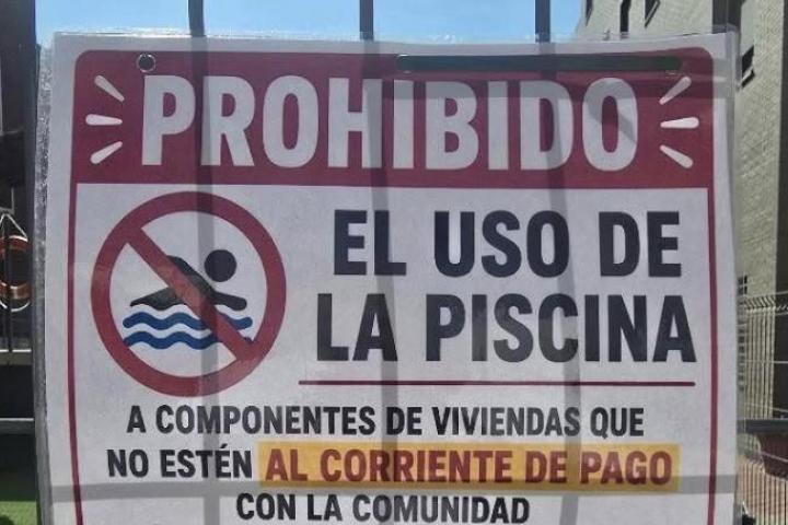 El cartel de una comunidad de vecinos.