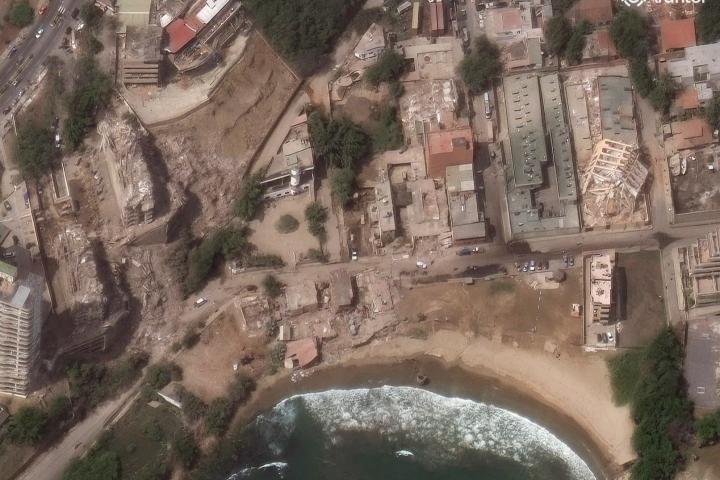 alt="alt="Como se aprecia en la imagen, la destrucción es total: edificaciones pequeñas y naves se han echado a perder en la misma playa""