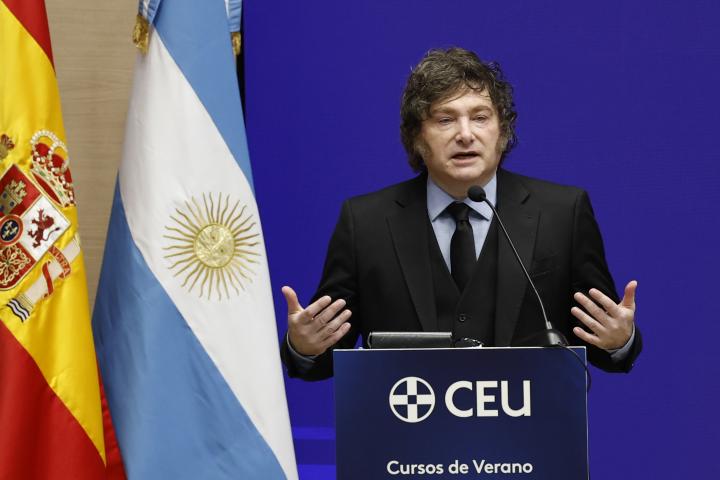 El presidente de Argentina, Javier Milei, recibe la Medalla de Honor de la universidad privada CEU San Pablo durante una visita a Madrid.