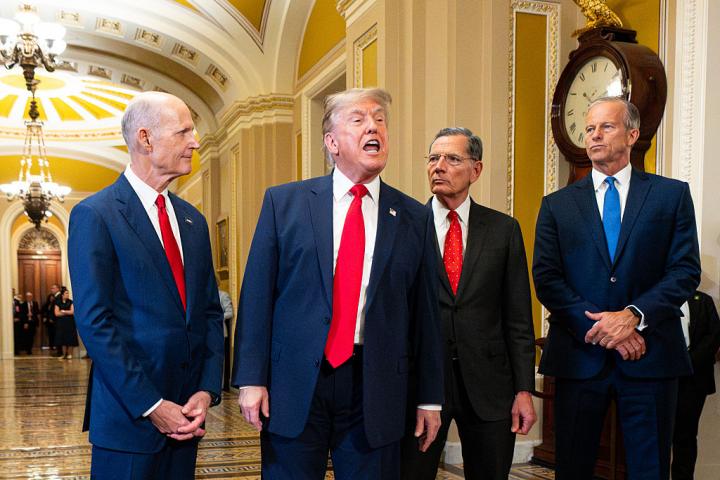 El presidente de EEUU, Donald Trump, habla con los medios al salir de un almuerzo con los senadores republicanos en el Capitolio, en Washington, el 24 de junio de 2026.