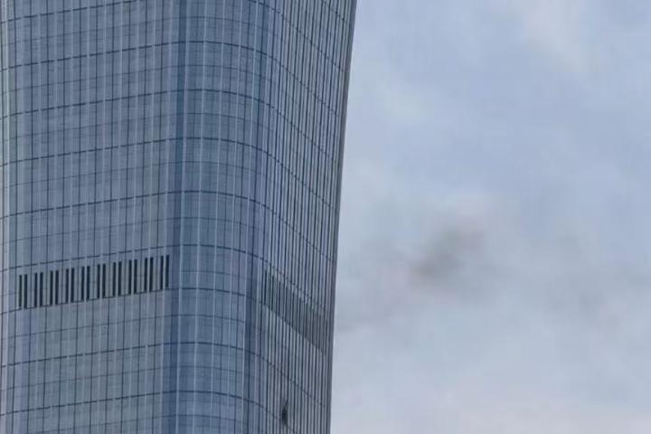 Fotografía cedida que muestra la fachada del edificio China Zun con un panel de vidrio dañado este viernes, en Pekin (China).