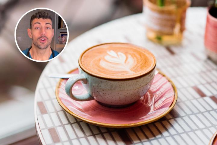 José Abellán y una taza de café
