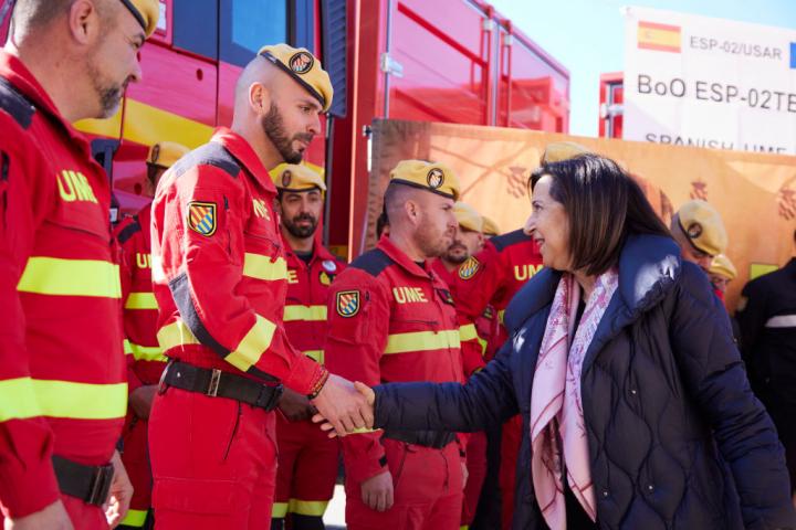 : La ministra de Defensa, Margarita Robles, saluda miembros del Segundo Batallón de Intervención de Emergencia de la UME en su base de Morón de la Frontera, el 27 de febrero de 2023.