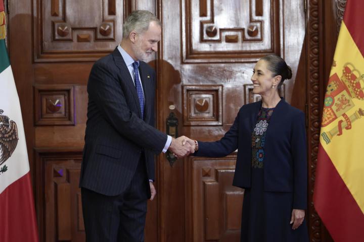 La presidenta de México, Claudia Sheinbaum, saluda al rey Felipe VI, el 25 de junio de 2026, en el Palacio Nacional en la Ciudad de México (México)