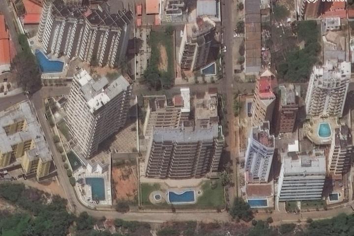 alt="alt="Edificios residenciales en La Guardia, Venezuela, antes de los potentes terremotos que azotaron el país""