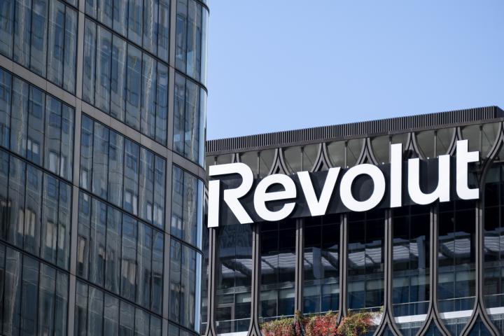 Letrero de Revolut en sus oficinas de Londres