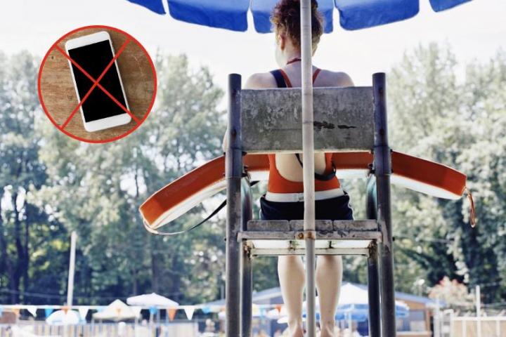 Una imagen de archivo de una socorrista en una piscina y otra de un teléfono móvil tachado