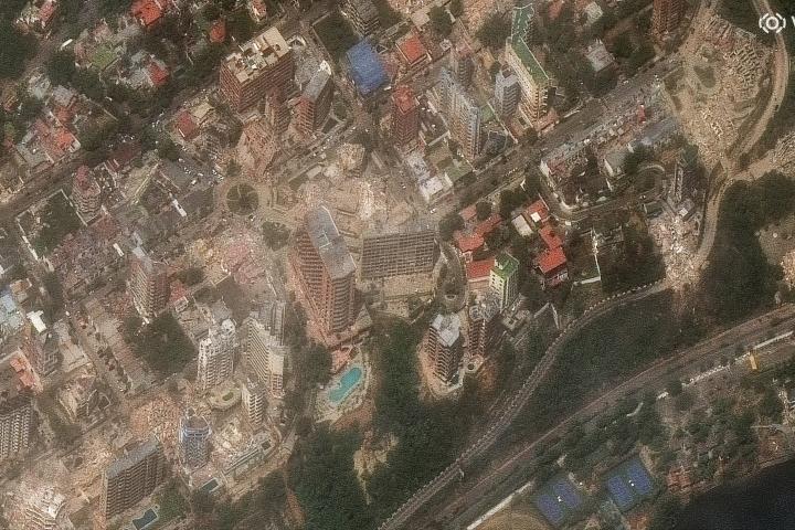 alt="alt="En otras imágenes aéreas de la zona de Playa Grande en La Guaira se aprecia el colapso de varios bloques""