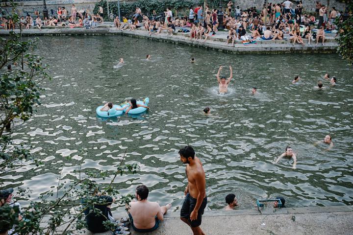 Parisinos bañándose en el canal de Saint-Martin, en París, el 23 de junio de 2026