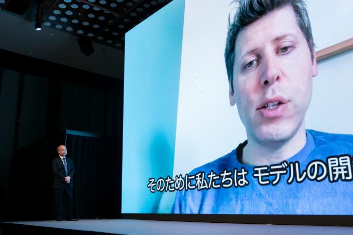 Sam Altman, en una enorme pantalla con subtítulos en japonés