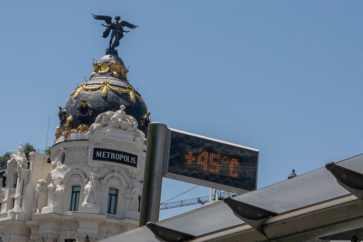Un termómetro apunta a 45 grados en pleno centro de Madrid