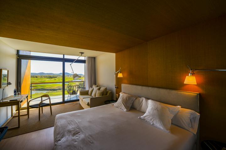 Una habitación de hotel espaciosa con grandes ventanales