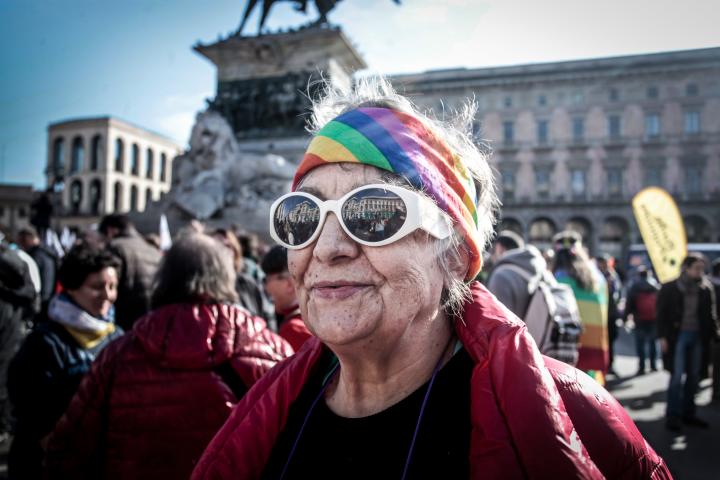 Una mujer mayor durante una protesta a favor de los derechos LGTBI