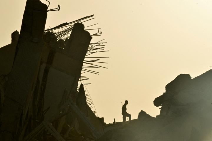 Una persona se observa sobre los restos de un edificio dañado, tras los terremotos en La Guaira (Venezuela), el 25 de junio de 2026.