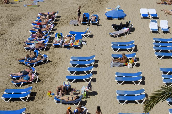Varias personas, en una playa de Benidorm.