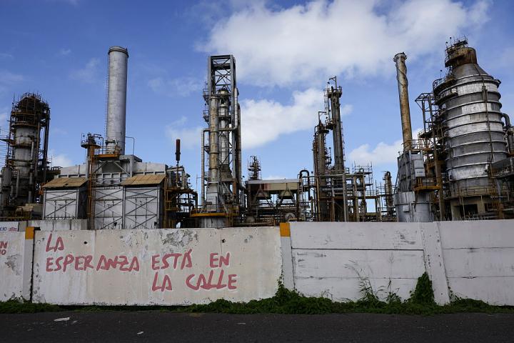 Vista general de la refinería 'El Palito', en Puerto Cabello (Venezuela), en una imagen del 18 de diciembre de 2025. "La esperanza está en la calle", se lee en una pintada.