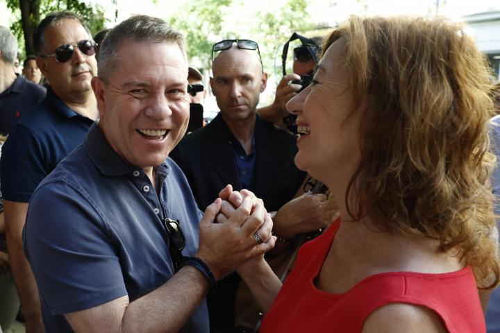 Emiliano García-Page da la mano a Francina Armengol, este sábado, a las puertas de Ferraz.