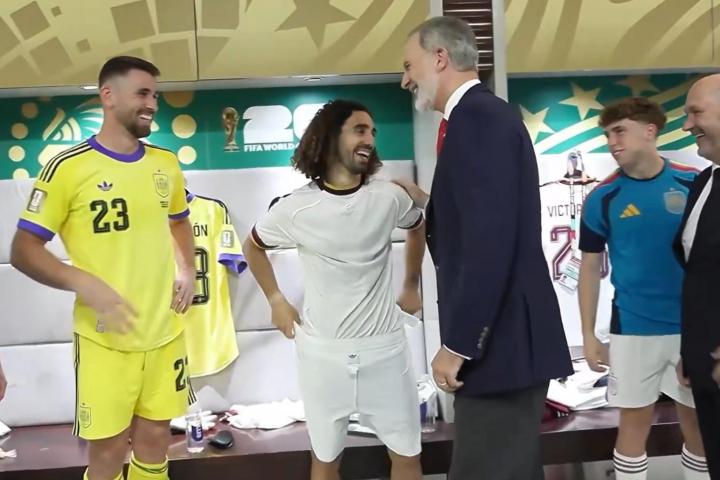 Felipe VI, al saludar a Cucurella.