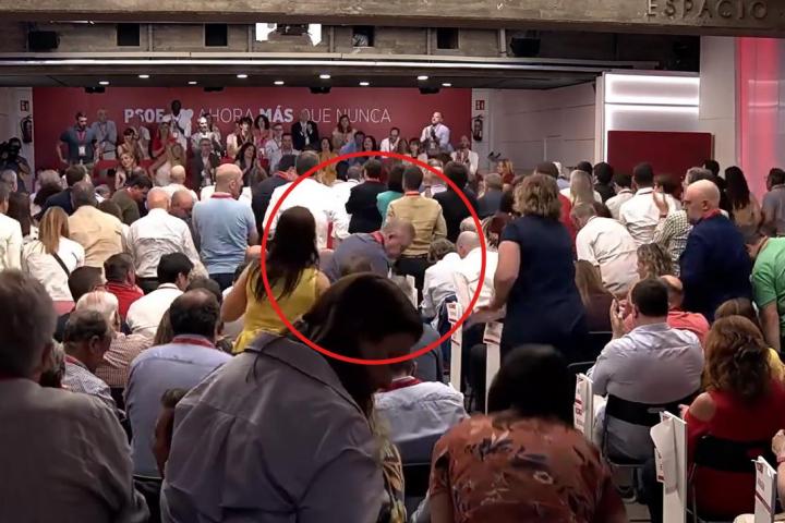 Momento en el que Sánchez termina ante el Comité Federal y Emiliano García-Page se levanta, pero no para aplaudir.