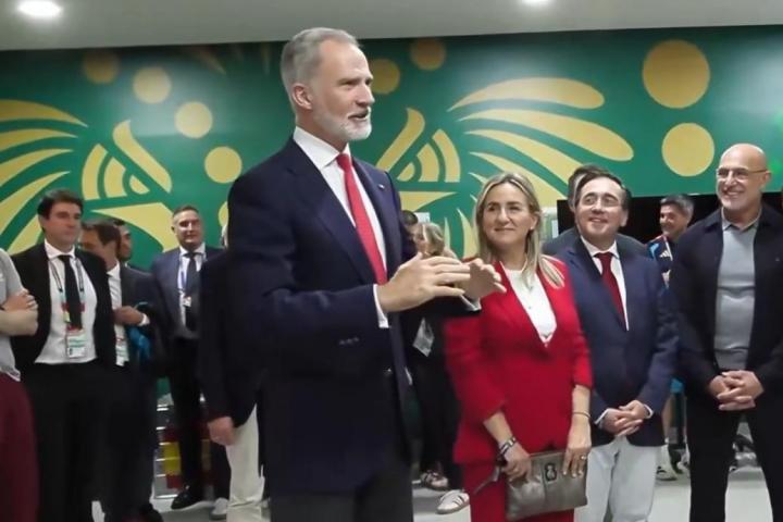 Felipe VI, en el vestuario de la selección española tras la victoria ante Uruguay.