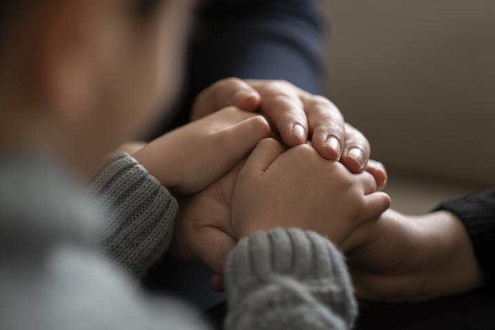 Manos de madre, padre e hijo.