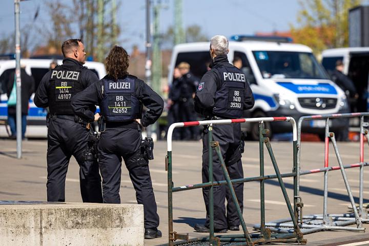 Agentes de policía en la comisaría principal de Brandeburgo (Alemania), 11 de abril de 2026, en un retén de seguridad.