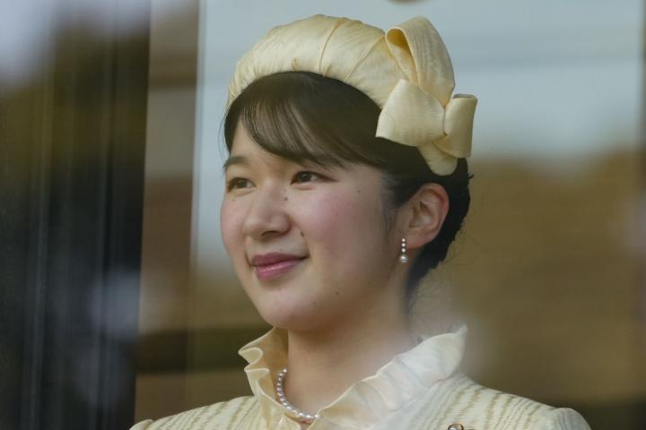 Aiko de Japón en una aparición en el balcón del palacio imperial de Tokyo