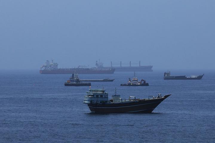 Buques de carga comerciales y petroleros anclados en el golfo de Omán, frente a la costa de Mascate, el 21 de junio de 2026.