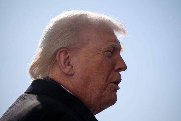 El presidente de EEUU, Donald Trump, en la Casa Blanca, a punto de subir a bordo del helicóptero Marine One, el 13 de febrero de 2026.
