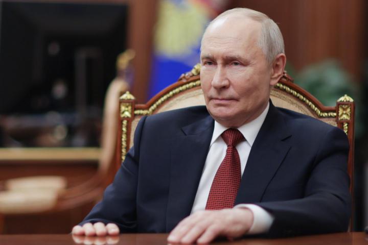 El presidente ruso Vladimir Putin responde a las preguntas del periodista Pavel Zarubin durante una entrevista en el Kremlin, el 28 de junio de 2026.
