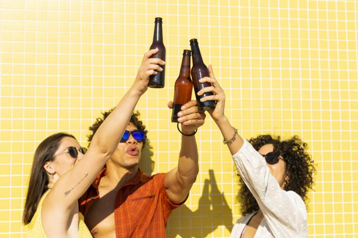 Jóvenes brindando con cerveza sin alcohol