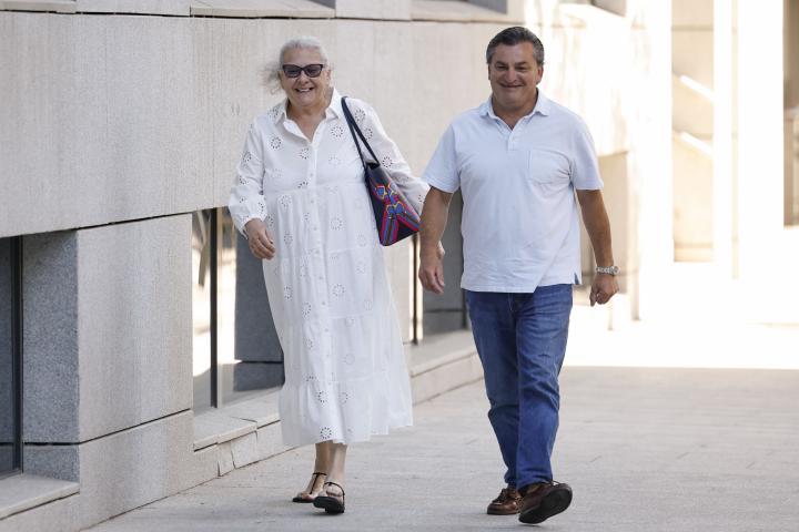 La empresaria Carmen Pano, que dijo haber llevado 90.000 euros en metálico a la sede socialista y Álvaro Gallego, el conductor que la trasladó hasta la calle Ferraz, en la Audiencia Nacional.