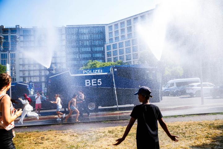 La Policía de Berlín lanzando agua desde vehículos antidisturbios