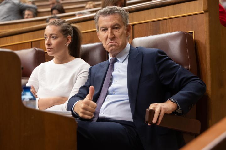 La portavoz parlamentaria del PP, Ester Muñoz, y el presidente popular, Alberto Núñez Feijóo, en el Congreso.