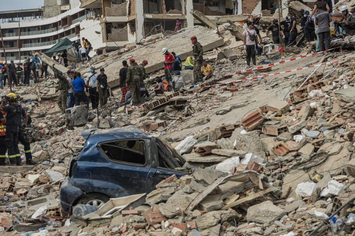 Rescatistas realizan labores de búsqueda de personas desaparecidas en una zona afectada por los terremotos, este domingo, en Tanaguaneras, La Guaira (Venezuela)