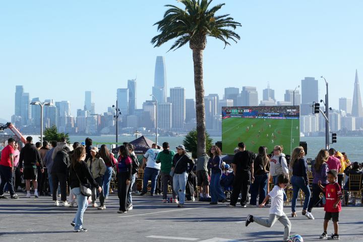 Un grupo de aficionados, en la 'fan zone' de San Francisco, listos para ver el Colombia - Portugal del Mundial de Fútbol, el 27 de junio de 2026.