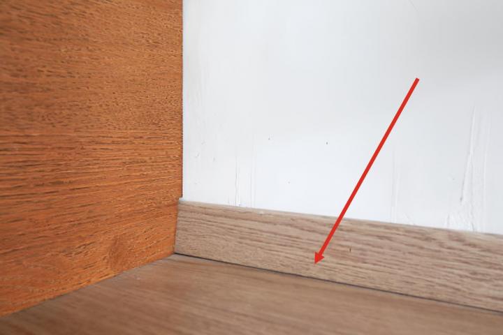 alt="alt="Una imagen de archivo de un rodapié de una casa y una flecha roja apuntando a él""