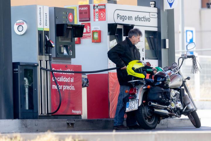 Un señor reposta gasolina con su moto en una estación de servicio de Madrid, el 28 de octubre de 2024.