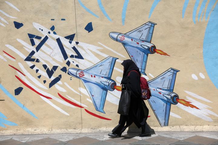 Una mujer velada pasa junto a un mural antiisraelí en Teherán (Irán), el 28 de junio de 2026.